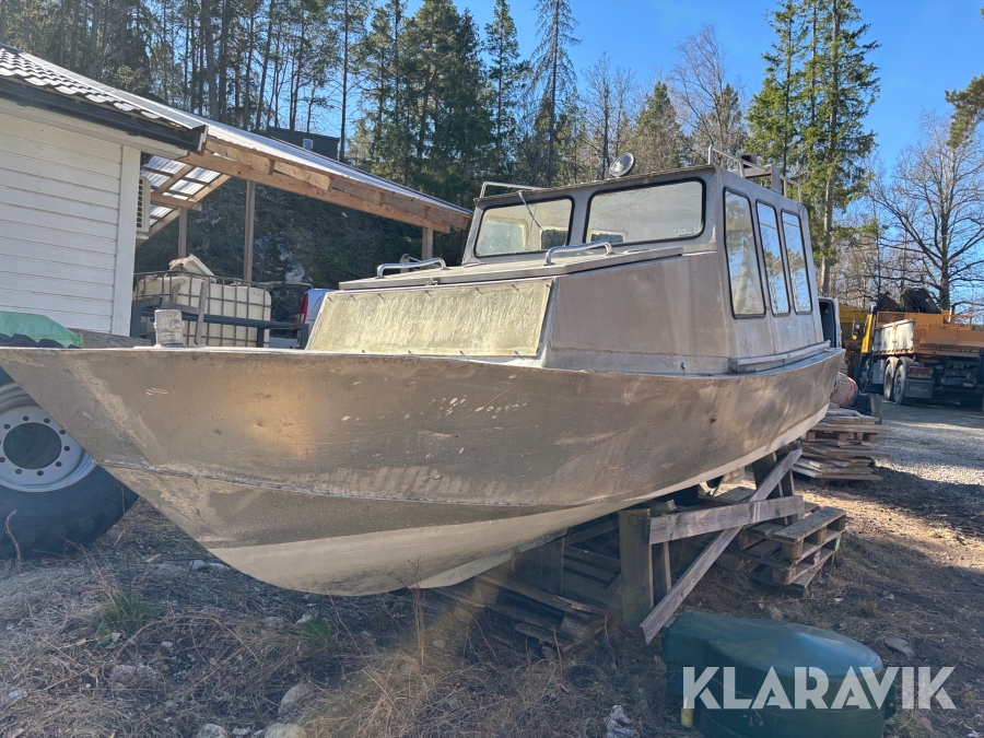 Ombyggd militärbåt