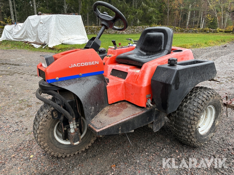 Trädgårdstraktor Jacobsen Textron med grusharv