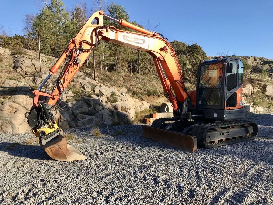 Bandgrävare 8 ton med Tiltrotator