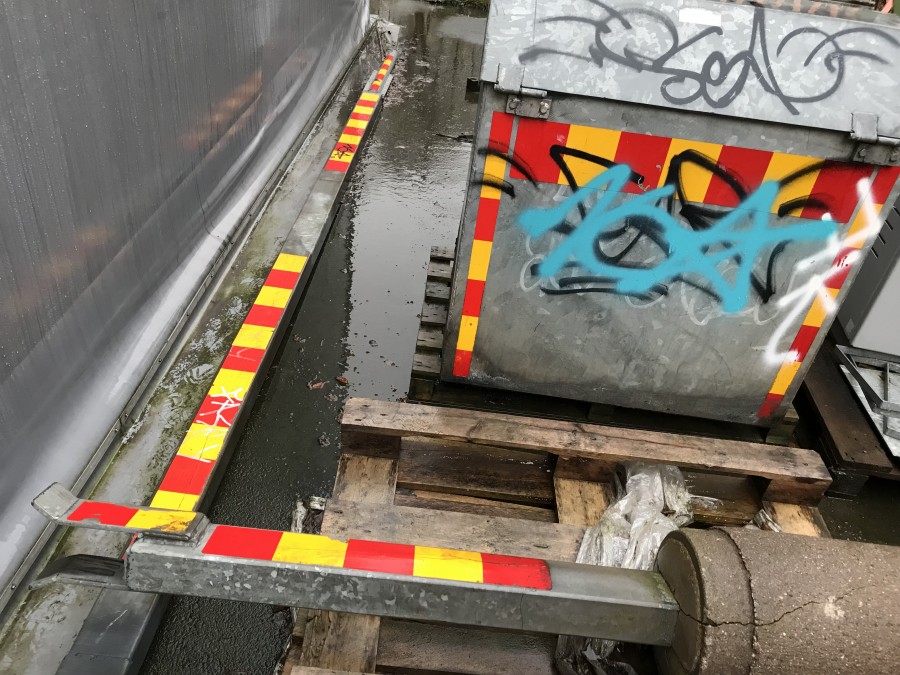 Vägbom med apparatskåp