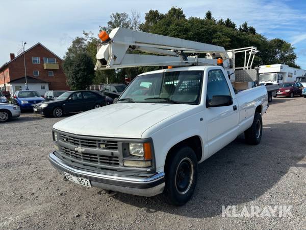 Lätt lastbil Chevrolet 2500 CC20903 med lift