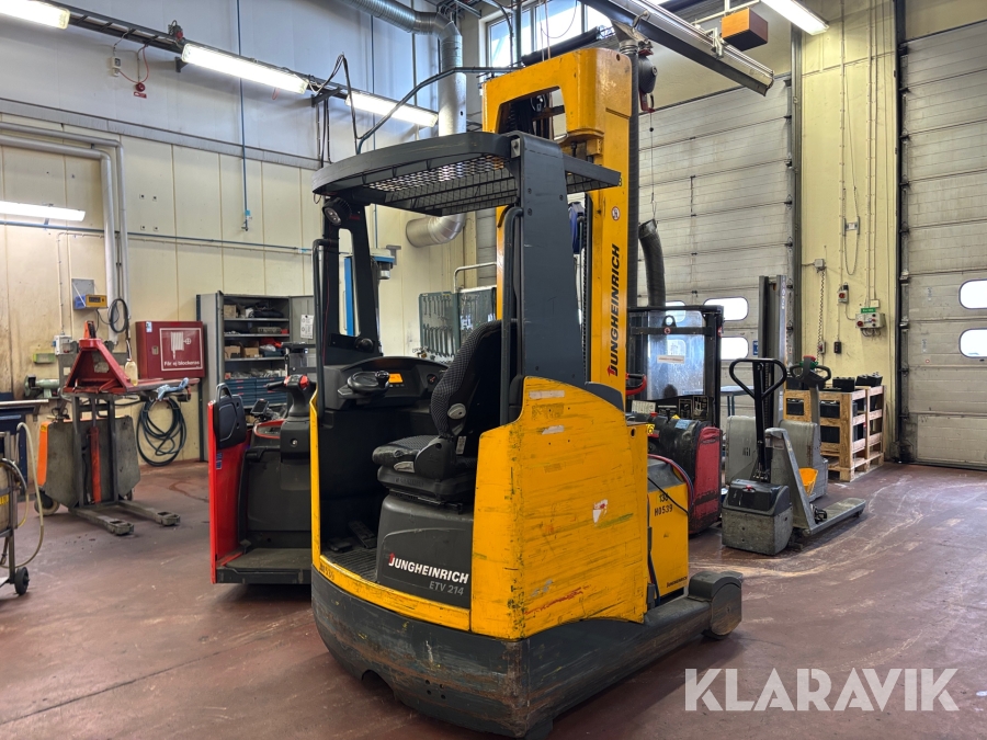 Truck Jungheinrich ETV 214 med laddare. Lyfthöjd 6,5m