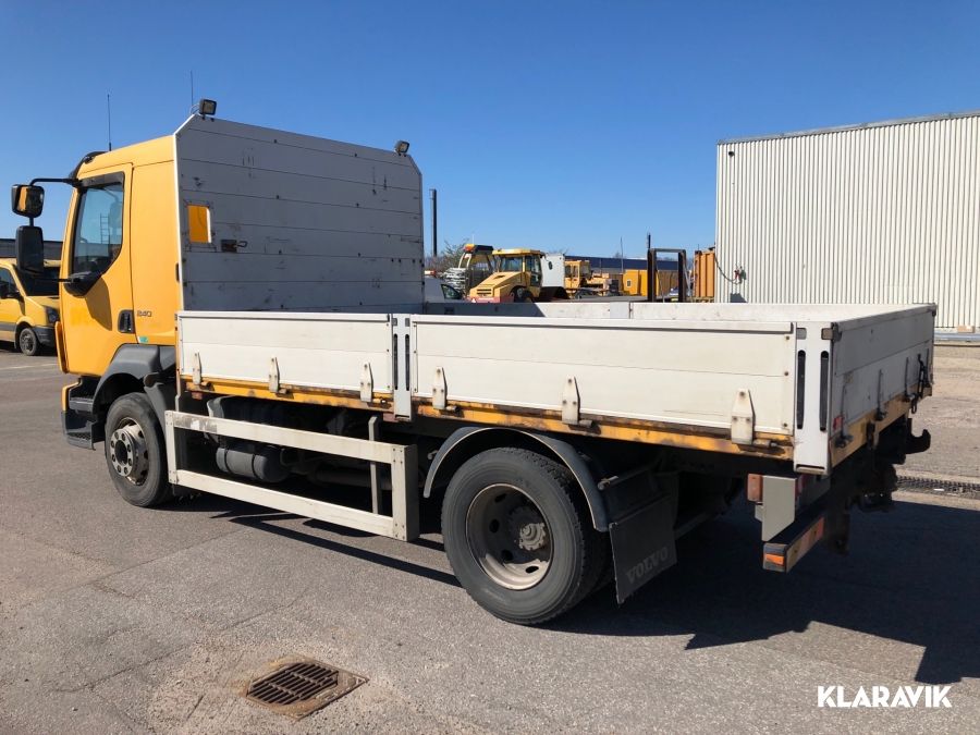 Lastbil Volvo FL-240 4x2 med flak 