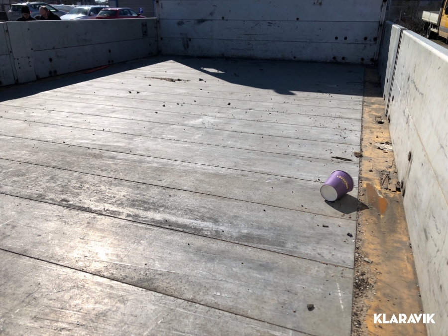 Lastbil Volvo FL-240 4x2 med flak 