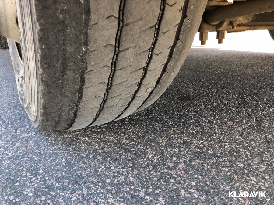 Lastbil Volvo FL-240 4x2 med flak 