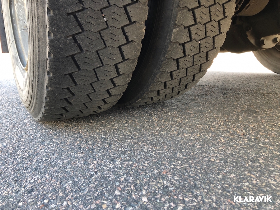 Lastbil Volvo FL-240 4x2 med flak 