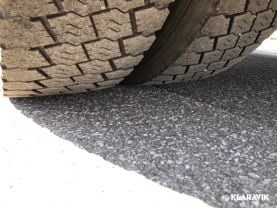 Lastbil Volvo FL-240 4x2 med flak 