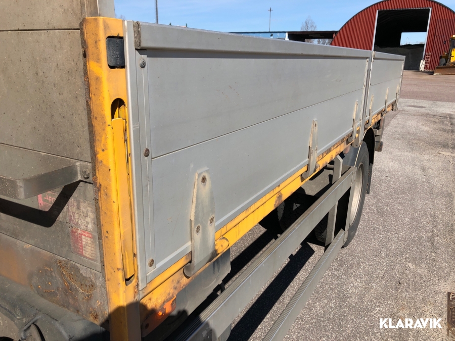 Lastbil Volvo FL-240 4x2 med flak 