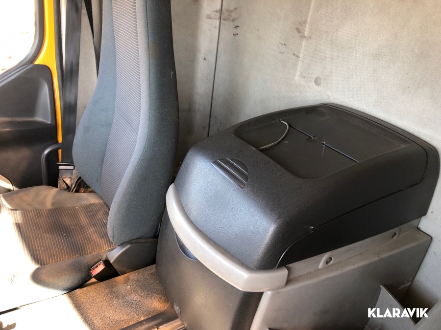 Lastbil Volvo FL-240 4x2 med flak 