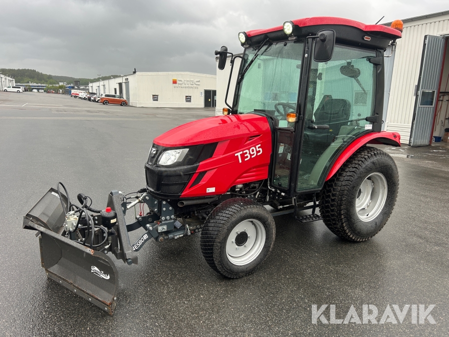 Traktor TYM T395 med vikplog