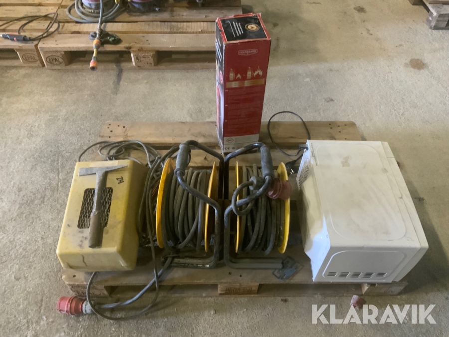 Pall med div saker   svets, förlängningskablar, micro m.m