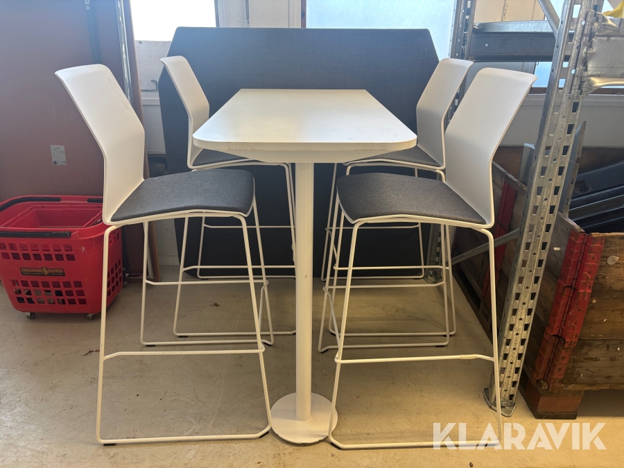 Bord och fyra stolar Kinnarps med avskiljare