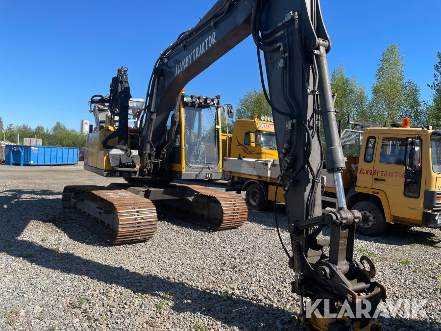 Grävmaskin med Quarry Volvo EC140BLC och personkorg
