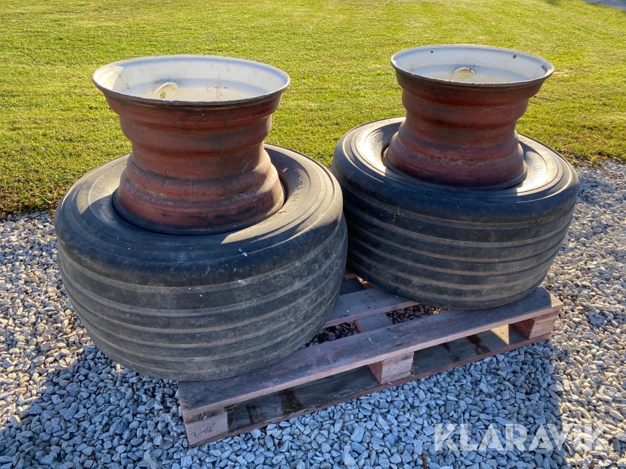 Traktordäck med fälg Trelleborg twin 443 LP400-17.5 7 ribbade 2st