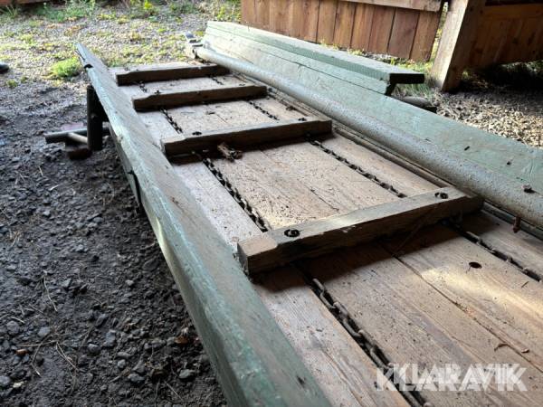 Höelevator med höj/sänkbar kärra