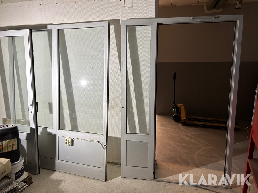 Aluminium vägg med dörr med fönsterpartier