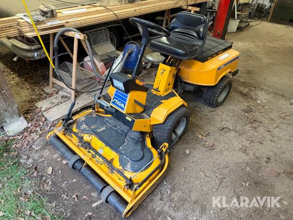 Gräsklippare Stiga med reservgräsklippare.