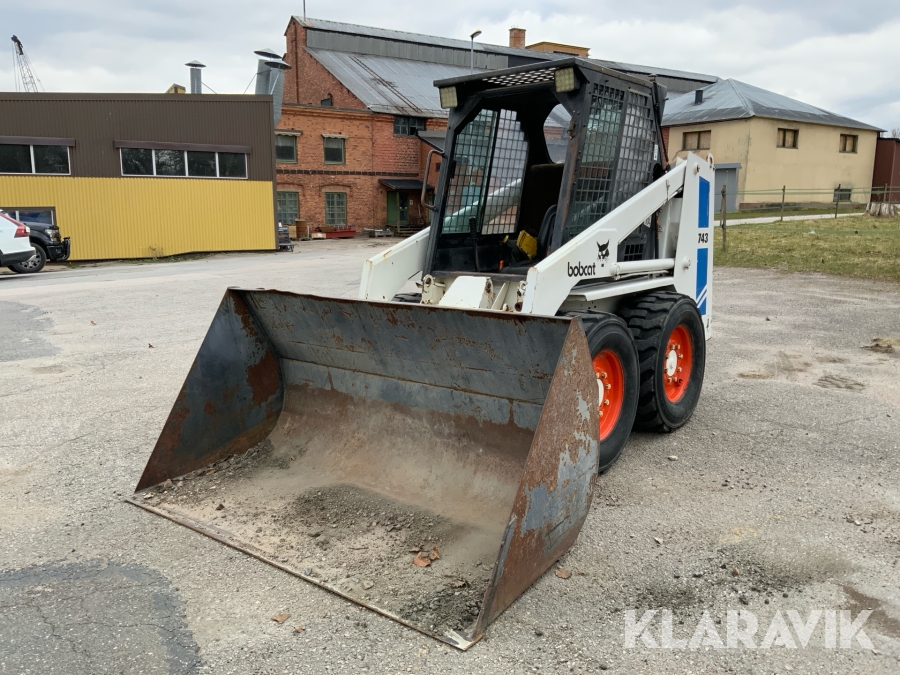 Kompaktlastare Bobcat 743 med flera redskap