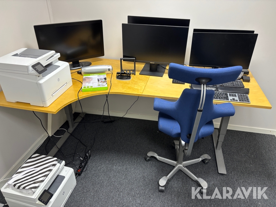 Diverse kontorsutrustning med bord och stol