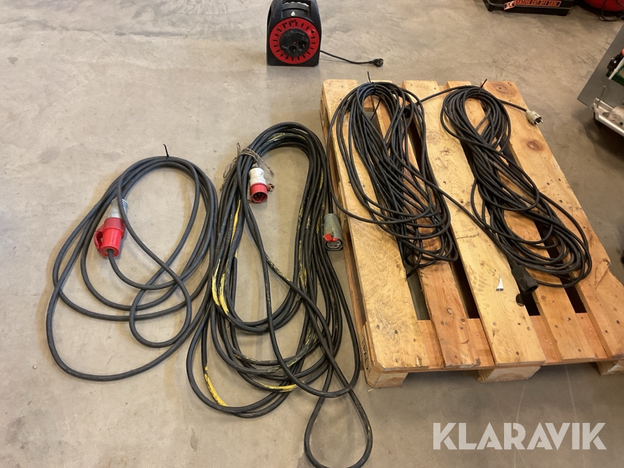 Parti med skarvkablar och strålkastare