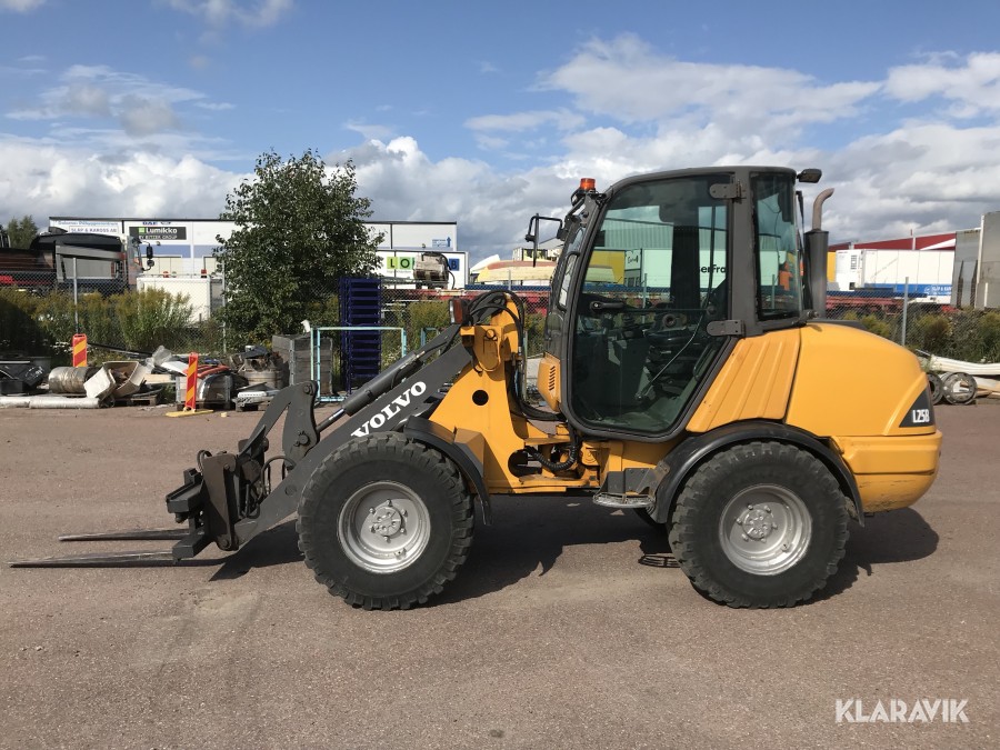 Lastmaskin Volvo L25B med redskap