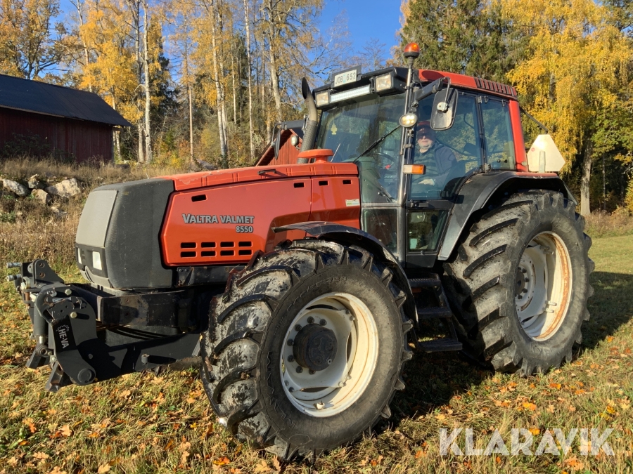 Traktor Valtra Valmet 8550 med frontlyft