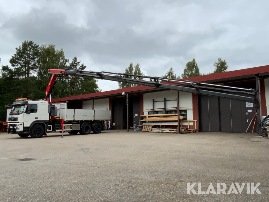 Kranbil Volvo FM-400 med flak, trevägstipp, plogfäste