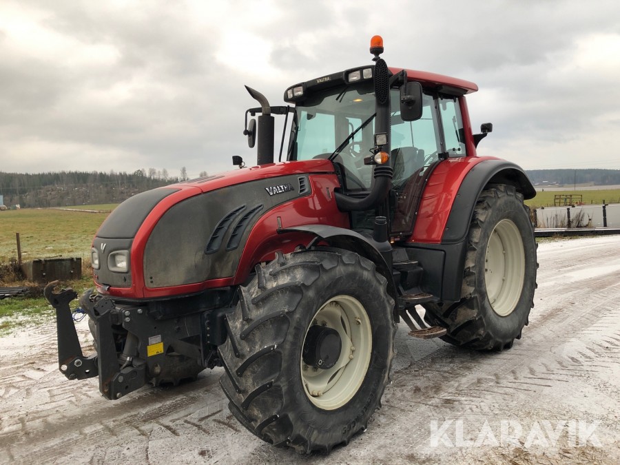 Traktor Valtra T202 med frontlyft