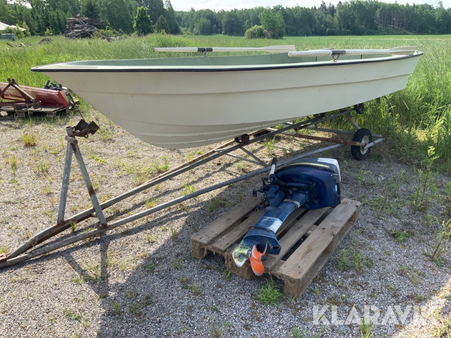 Båt Ryds Hajen med sjöisättningsvagn och motor