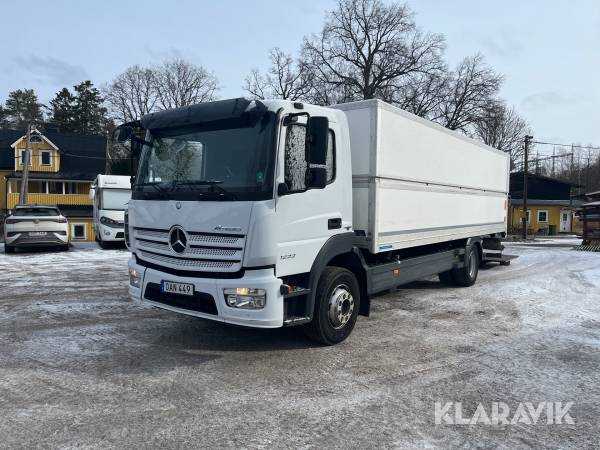 Lastbil Mercedes-Benz Atego 1223 Euro 6 höj/sänkbart skåp och bakgavellyft