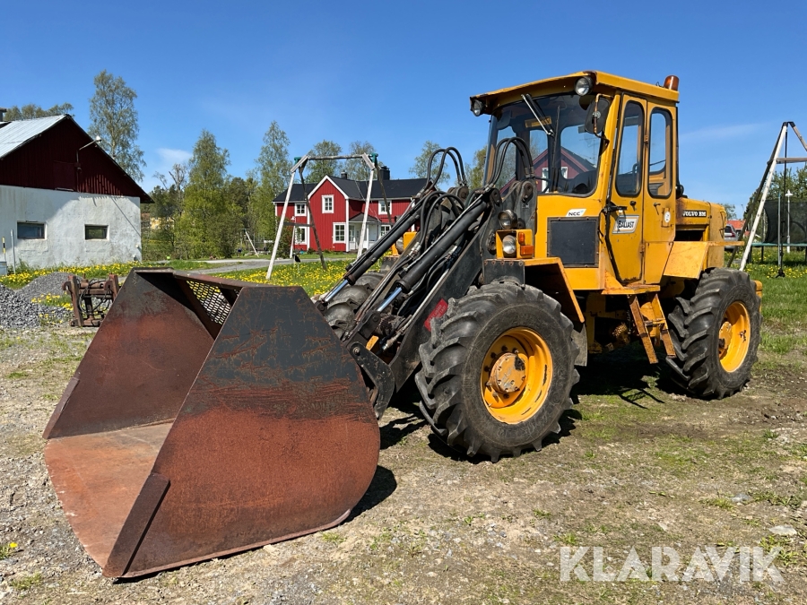 Hjullastare Volvo BM 4200 med skopa och gafflar
