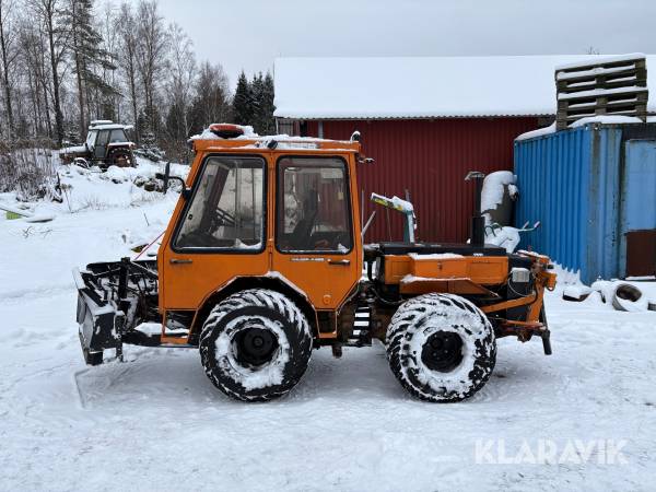 Redskapsbärare Holder C 400 med vikplog och sandspridare