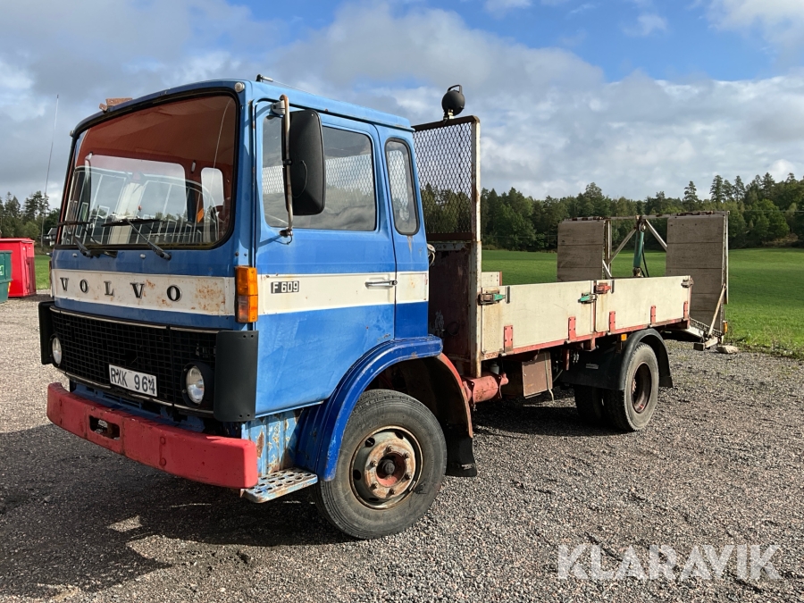 Veteranlastbil Volvo F609 maskintransport