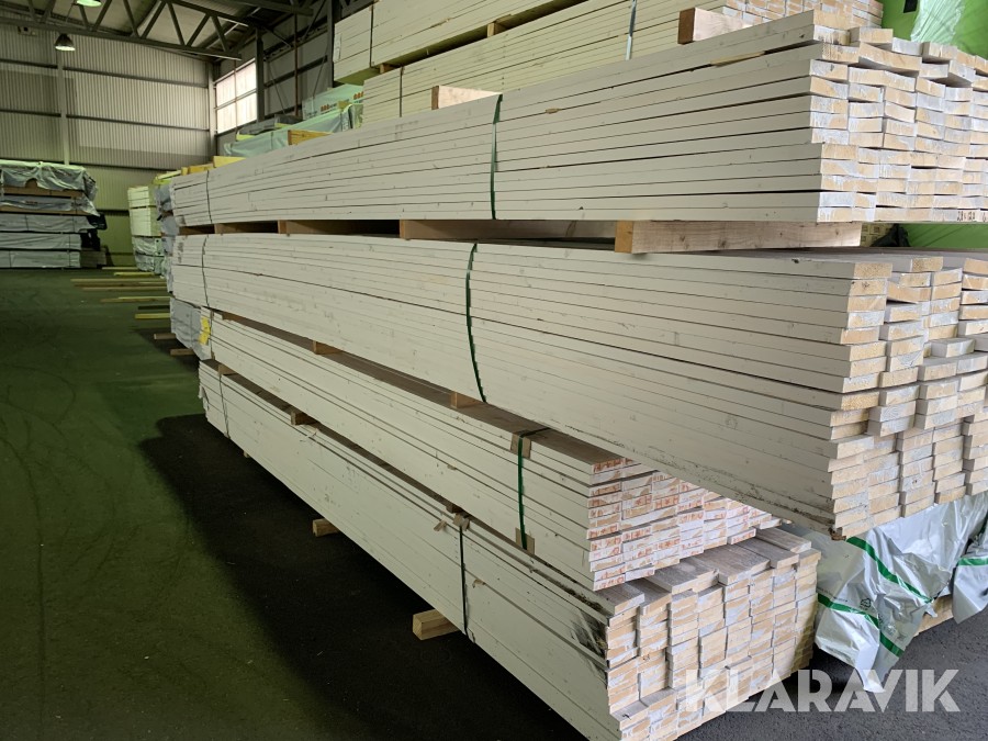 Varulager & överskott Grundmålat Virke 28x120 i 4 olika längder 