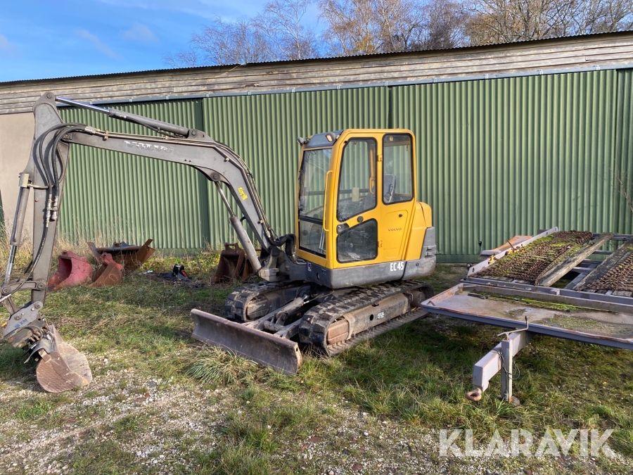 Grävmaskin Volvo Ec45 med vagn och redskap