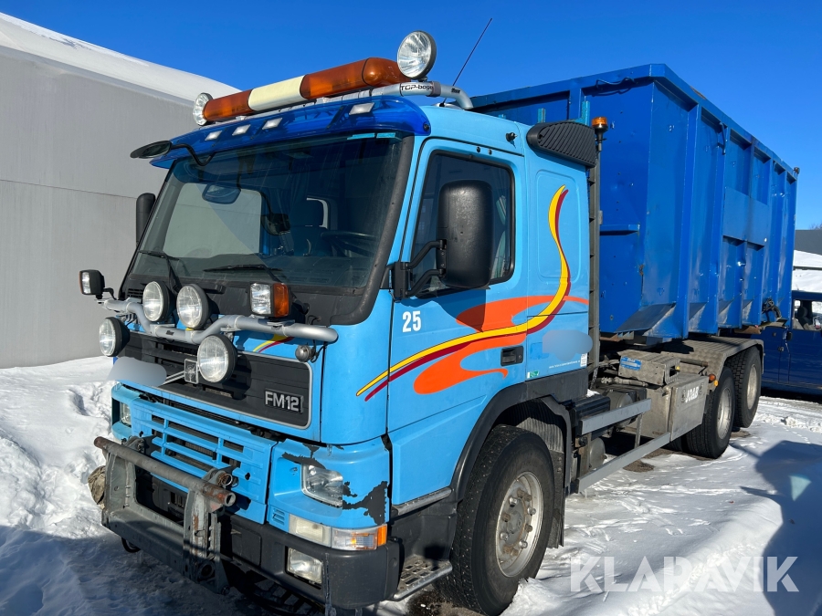 Lastväxlarbil Volvo FM12 med snöflak 