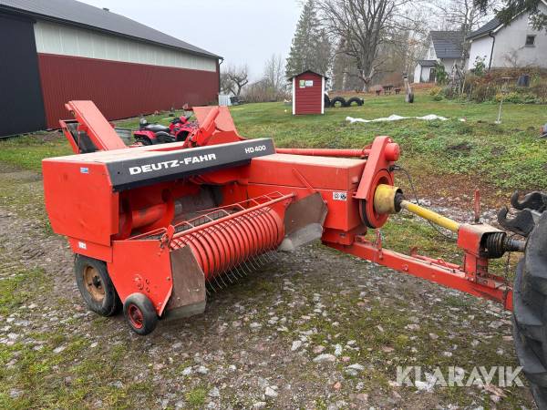 Småbalspress Deutz-Fahr HD400 kastare BS 345
