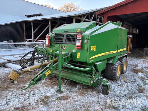 Rundbalspress John Deere 744H premium med inplastare