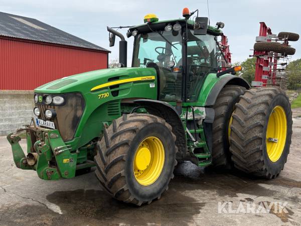 Traktor John Deere 7730 med dubbelmontage