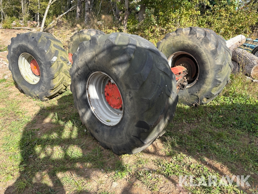 Hjul med hjulaxlar suttit på en huddig 960