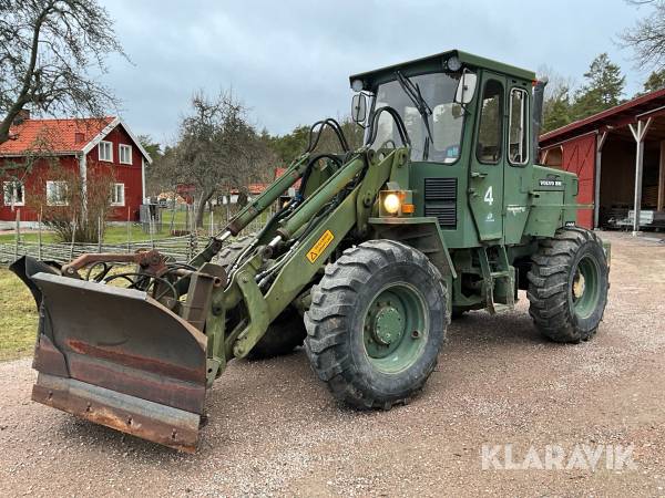 Hjullastare Volvo BM 4200 med Vikplog och redskap