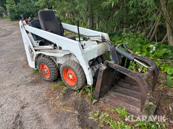 Kompaktlastare Bobcat 443 - Med grävaggregat och redskap