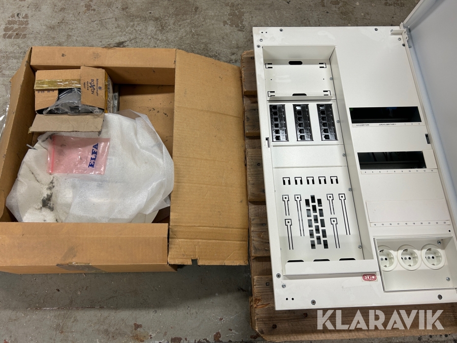 Parti med belysningsarmaturer och infällt mediacenter