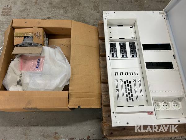 Parti med belysningsarmaturer och infällt mediacenter