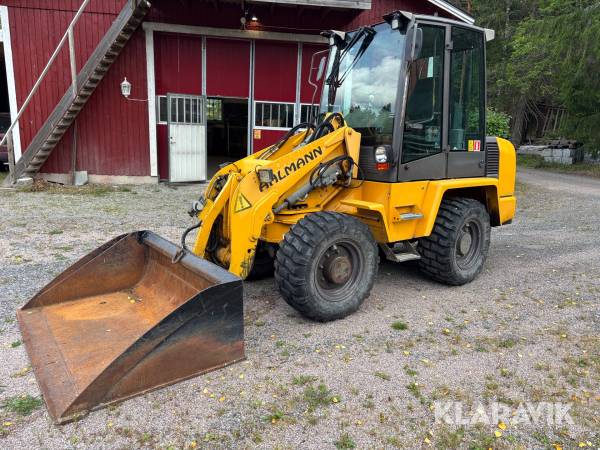 Hjullastare Ahlmann H735 med flera redskap
