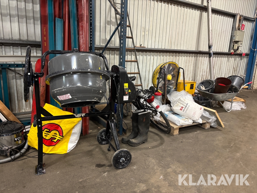 Tombola / Övertrycksfläkt Meec Tools / Swefan Cementmixer 550w samt spackel, skottkärra och hinkar