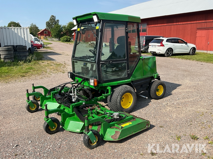 Redskapsbärare John Deere 1505 med klippaggregat och snöplog
