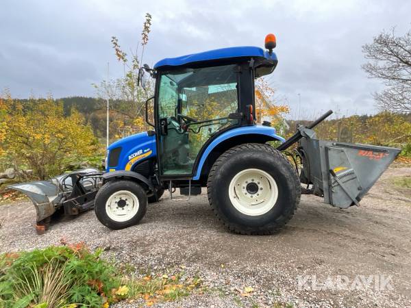 Traktor New Holland Boomer 3040 + vikplog , sandspridare