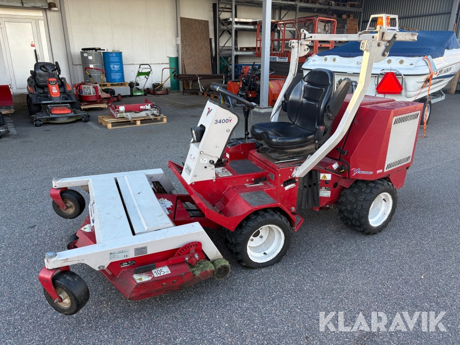 Redskapsbärare Ventrac 3400Y med mycket redskap