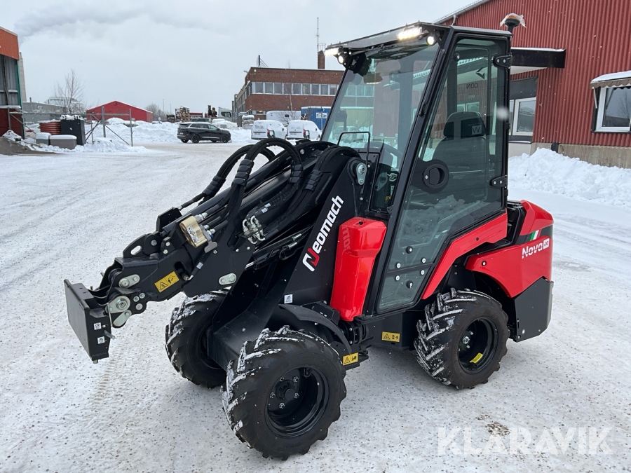 Kompaktlastare Neomach Nova X30 med vikplog och Sandspridare